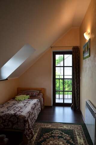 Гостевой дом Dom u Rodnika Каменец-Подольский Бюджетный трехместный номер-6