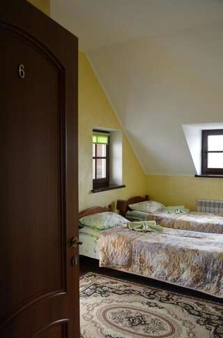 Гостевой дом Dom u Rodnika Каменец-Подольский Бюджетный двухместный номер с 2 отдельными кроватями-2