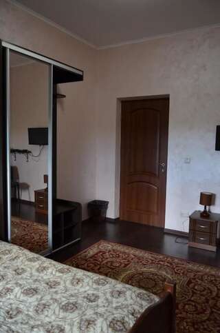 Гостевой дом Dom u Rodnika Каменец-Подольский Бюджетный двухместный номер с 2 отдельными кроватями-3