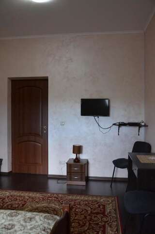 Гостевой дом Dom u Rodnika Каменец-Подольский Бюджетный двухместный номер с 2 отдельными кроватями-4