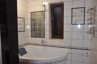 Гостевой дом Dom u Rodnika Каменец-Подольский Двухместный номер Делюкс с 1 кроватью и балконом-1