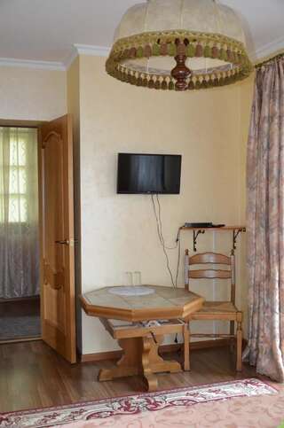 Гостевой дом Dom u Rodnika Каменец-Подольский Двухместный номер Делюкс с 1 кроватью и балконом-10