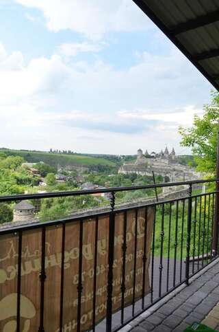 Гостевой дом Dom u Rodnika Каменец-Подольский Двухместный номер Делюкс с 1 кроватью и видом на замок-1