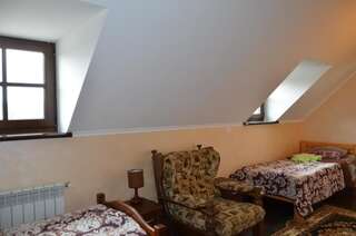 Гостевой дом Dom u Rodnika Каменец-Подольский Бюджетный трехместный номер-9