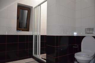 Гостевой дом Dom u Rodnika Каменец-Подольский Бюджетный трехместный номер-16